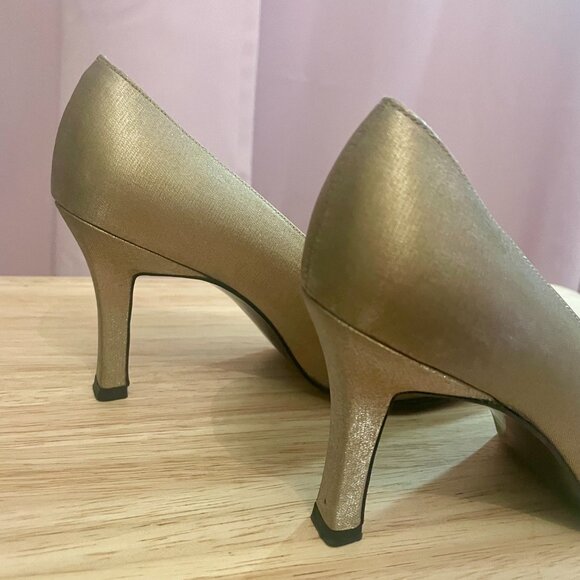 Stuart Weitzman Shimmering Gold Satin Pumps 8 1/2M - Picture 3 of 5